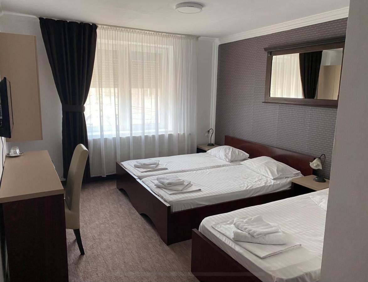 Carnival City Hotel Oradea Exterior photo