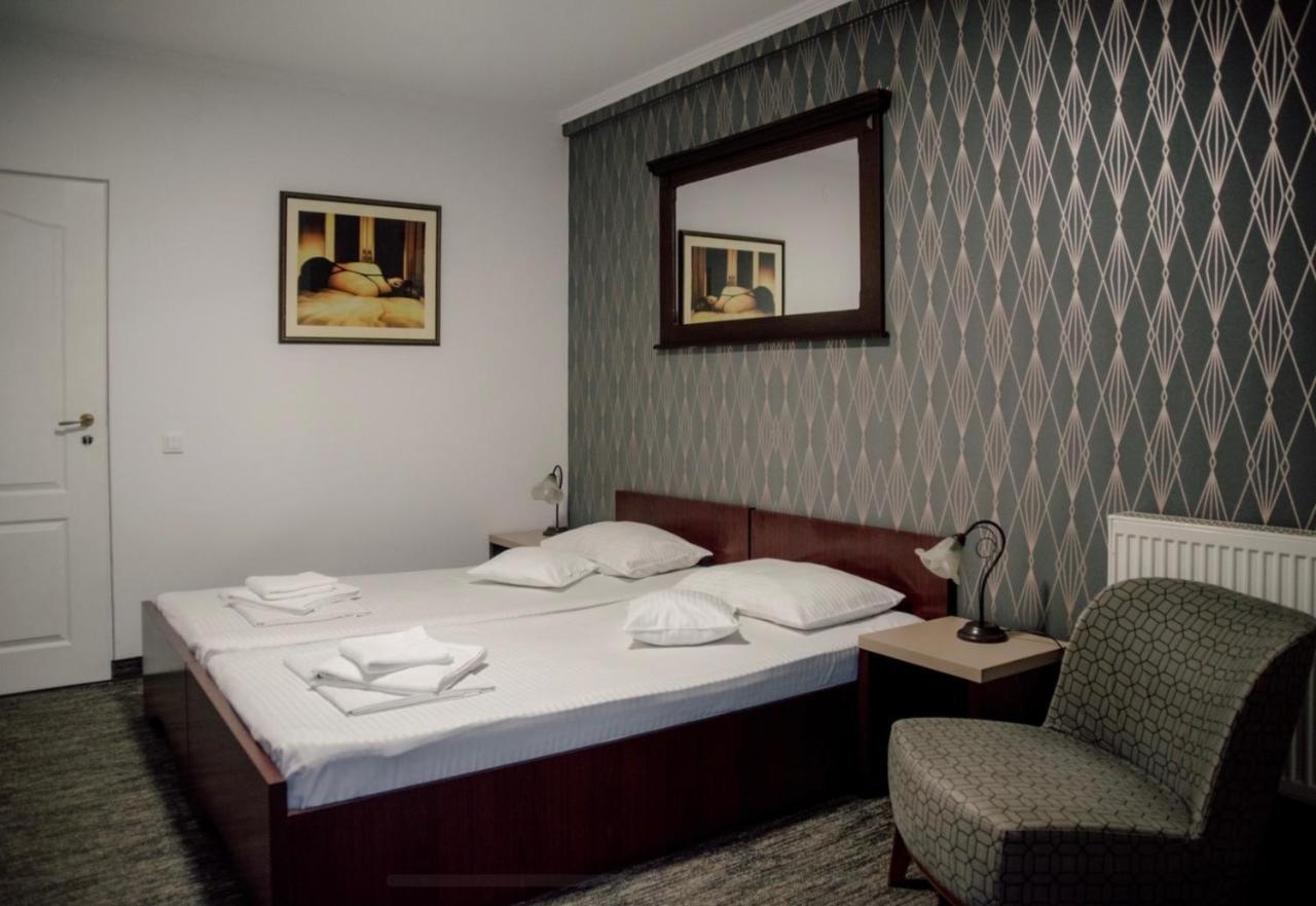 Carnival City Hotel Oradea Exterior photo