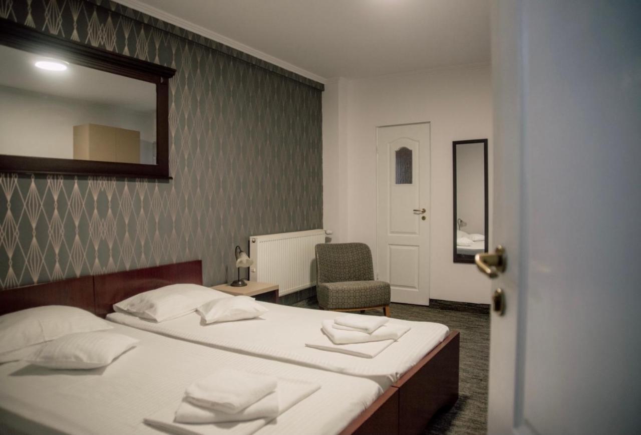 Carnival City Hotel Oradea Exterior photo
