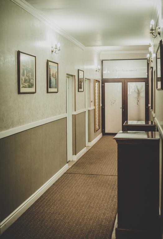 Carnival City Hotel Oradea Exterior photo