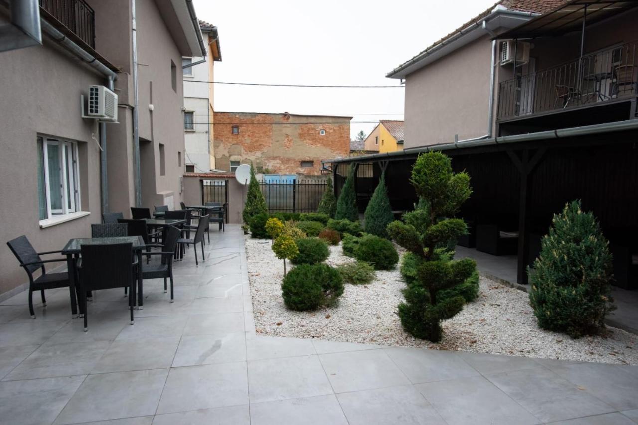 Carnival City Hotel Oradea Exterior photo