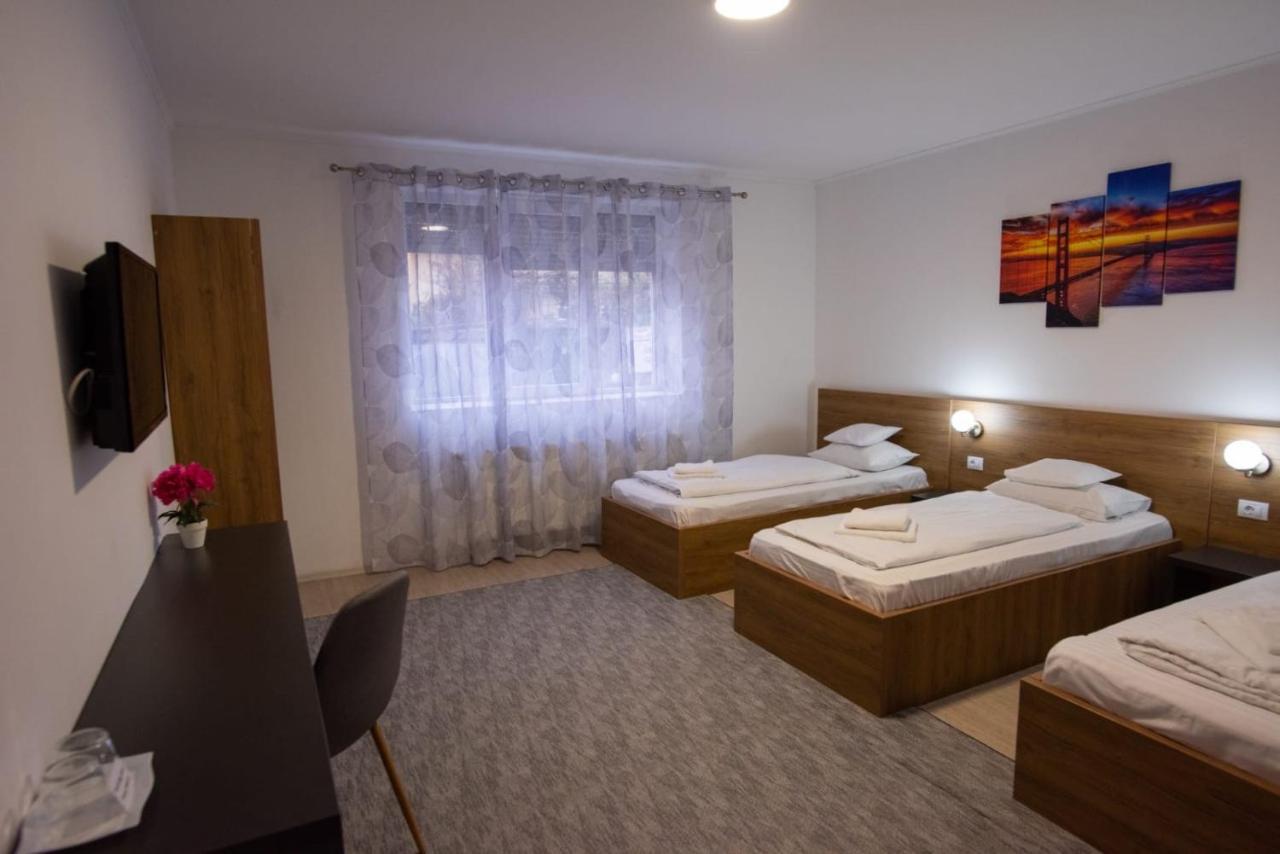 Carnival City Hotel Oradea Exterior photo